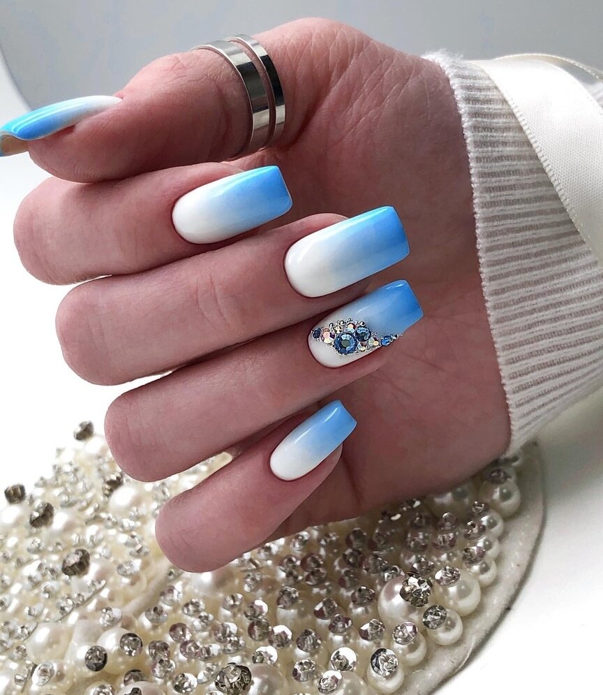 Маникюр голубого цвета. Бело голубой маникюр 2022. Голубой маникюр миндаль. Маникюр на короткие ногти голубого цвета. Маникюр 2024 голубой с белым.