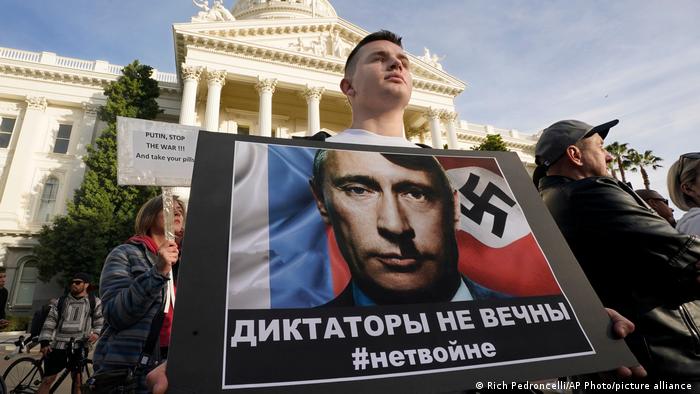 "Диктаторы не вечны". Плакат на антивоенной демонстрации в столице американского штата Калифорния Сакраменто.