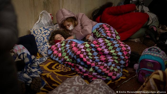 Станции метро в Киеве стали бомбоубежищами для сотен жителей украинской столицы