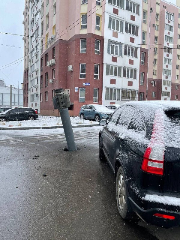Огромный российский снаряд торчит из асфальта возле жилого дома в Харькове